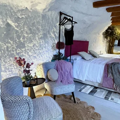 Imagen de unos sofás en la casa de Mon Amour.