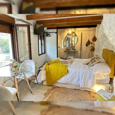 Imagen de Frida en la que puedes observar la habitación de Frida con detalles en amarillo y el baño de fondo.