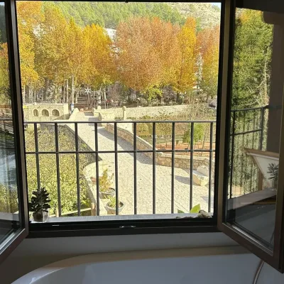 Ventana de una de las residencias de Alcalá al cielo en la que se puede observar una vistas a la naturaleza espectaculares.