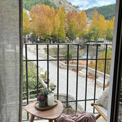Ventana de una de las residencias de Alcalá al cielo en la que se puede observar una vistas a la naturaleza espectaculares.