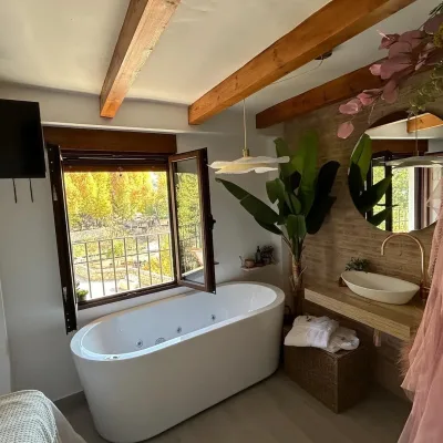 Ventana encima de la bañera hidromasaje con unas vistas espectaculares a la naturaleza.
