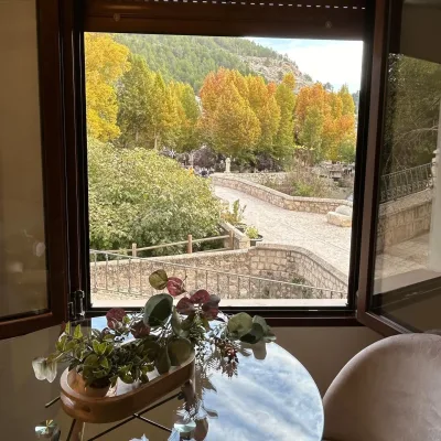 Ventana de una de las residencias de Alcalá al cielo en la que se puede observar una vistas a la naturaleza espectaculares.